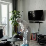 Professionele specialist die meubels spuit voor een strakke afwerking en duurzame uitstraling in een interieur.