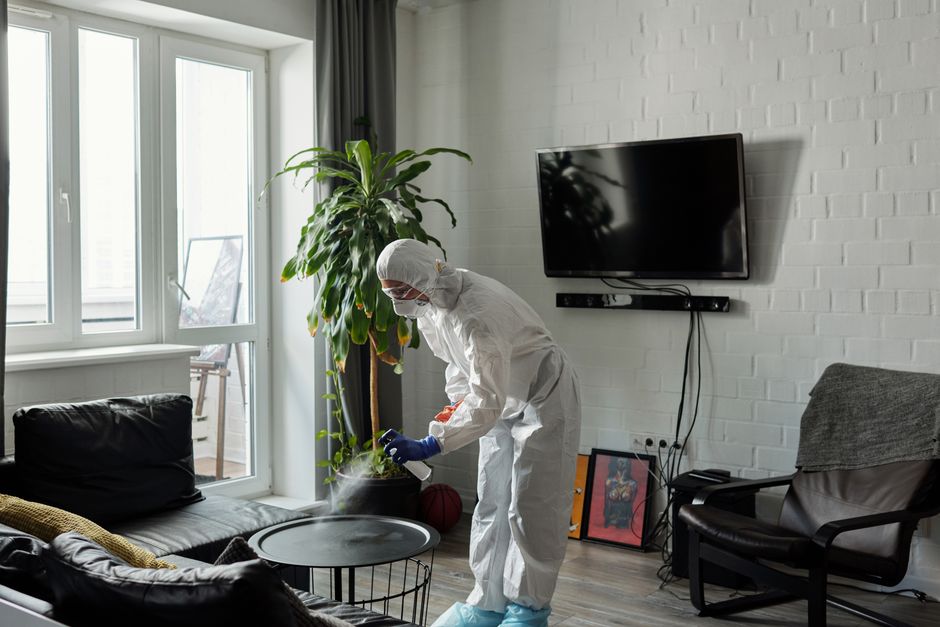 Professionele specialist die meubels spuit voor een strakke afwerking en duurzame uitstraling in een interieur.