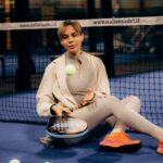Een sportieve padel speler in ademend shirt tijdens een wedstrijd, die comfortabel en vrij kan bewegen.