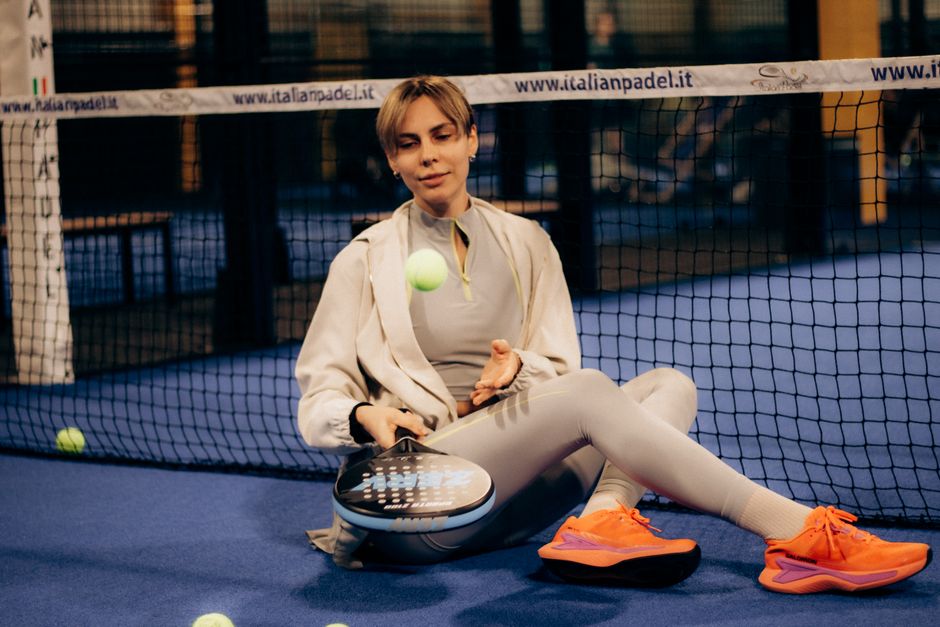 Een sportieve padel speler in ademend shirt tijdens een wedstrijd, die comfortabel en vrij kan bewegen.