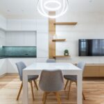 Een stijlvol tv-meubel van 360 cm in een ruime woonkamer met decoratieve elementen en een grote televisie.