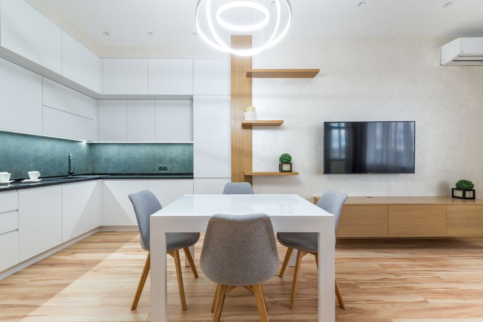 Een stijlvol tv-meubel van 360 cm in een ruime woonkamer met decoratieve elementen en een grote televisie.