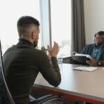 Een team dat samenwerkt aan recruitmentstrategieën en marketing, met focus op employer branding.