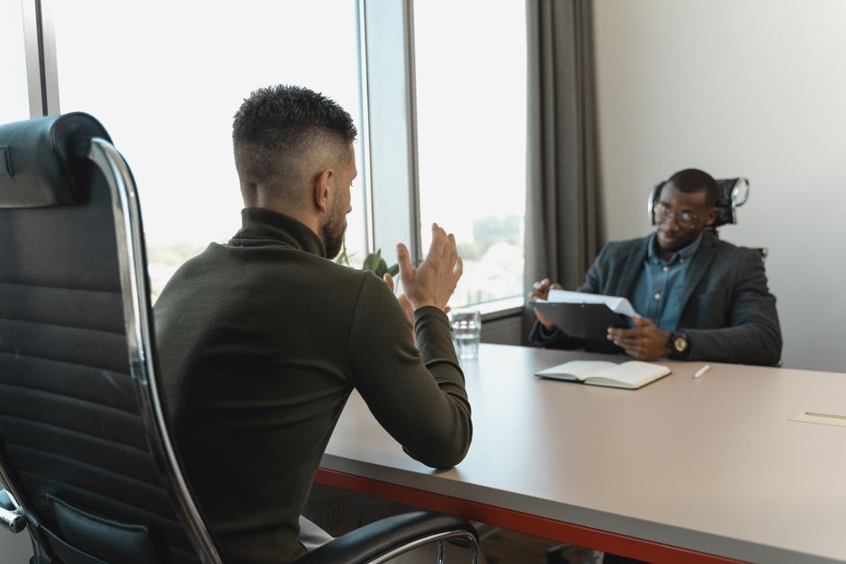 Een team dat samenwerkt aan recruitmentstrategieën en marketing, met focus op employer branding.